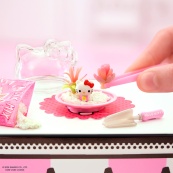 Игровой набор Создай стиль вместе с Хеллоу Китти и друзьями Miniverse 547235 серии "Sanrio" S2. Изображение №10