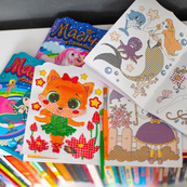 Водна розмальовка "Дівчата" 10171026, 8 сторінок, 20 наліпок. Зображення №9