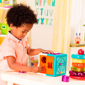 Розвиваюча іграшка "Сортер розумний куб" Battat Lite BT4577Z 3 цифри, 3 літери і 6 геометричних форм. Зображення №11