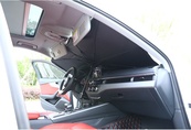 Парасолька сонцезахисна в авто 143*76см виріз під дзеркало,складна ручка (Соти Золото). Изображение №3